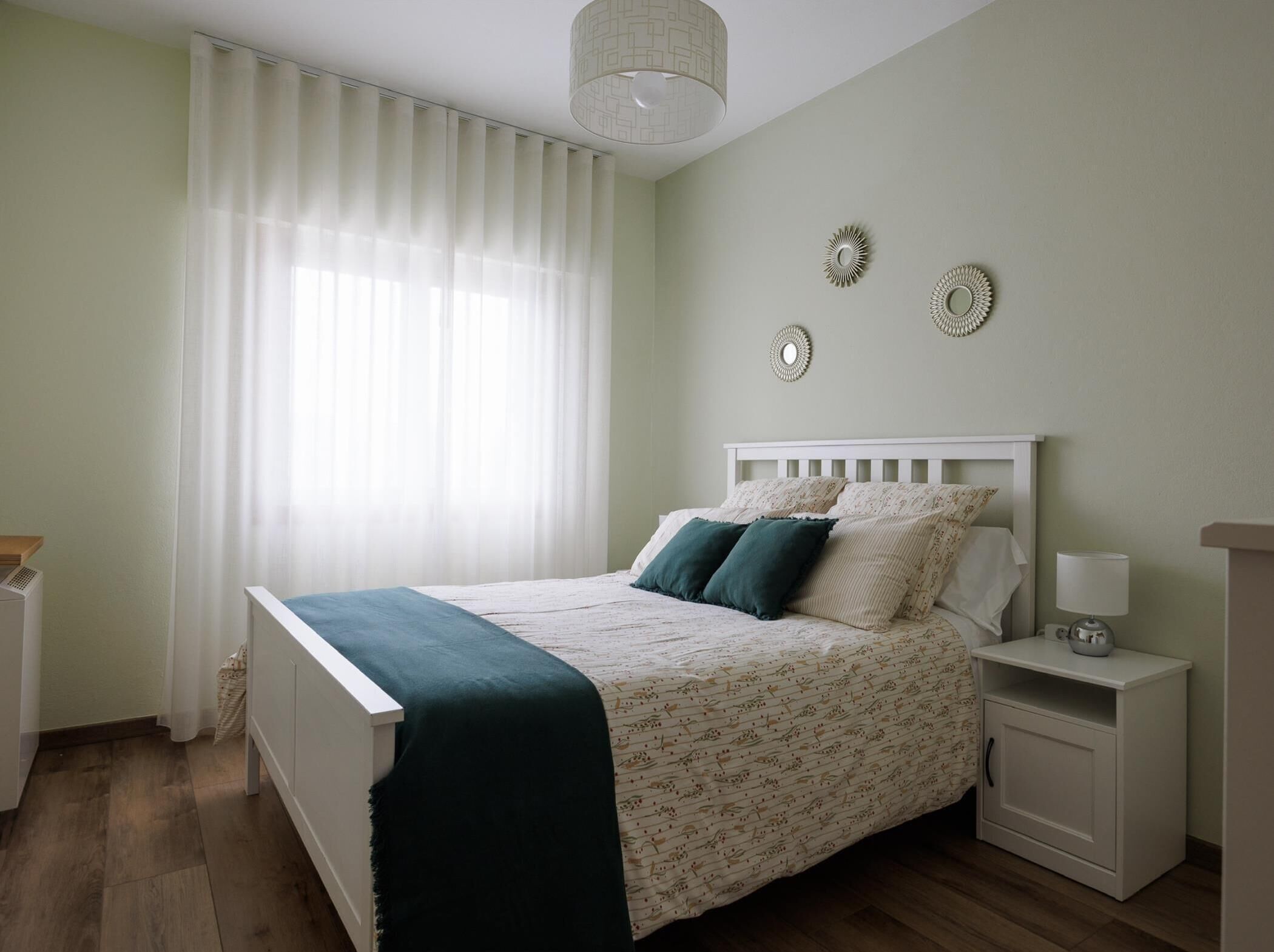 4 bedrooms, iron/ironing board, internet, bed sheets