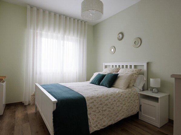 4 bedrooms, iron/ironing board, Internet, bed sheets