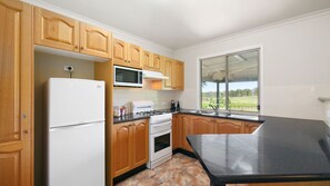 Fridge, microwave, oven, dishwasher - Palmers Lane Vineyard Cottage (Rothbury)