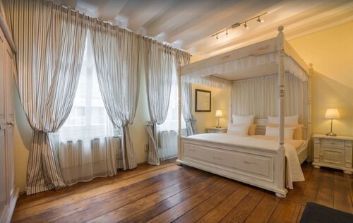 Design apartment 1 with four-poster bed, WLAN, SAT, ground floor.