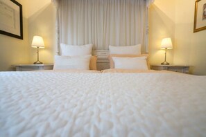 1 bedroom, travel crib, free WiFi, bed sheets - Design apartment 1 with four-poster bed, WLAN, SAT, ground floor. (Monschau)