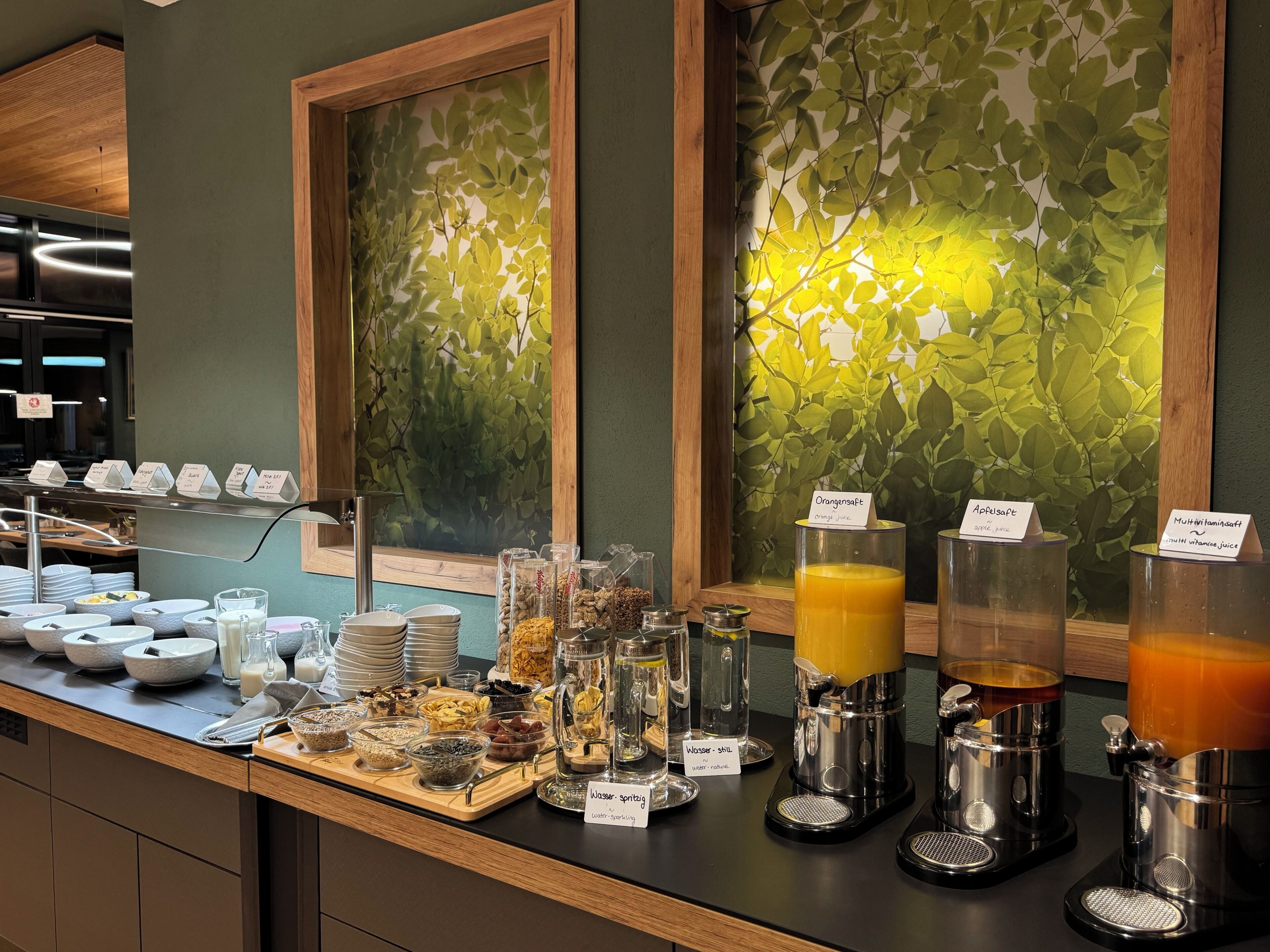 Un buffet de petit-déjeuner proposant une variété d'aliments et des distributeurs de jus de fruits.