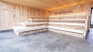 Un interior de madera con una pared de piedra y un letrero que dice "HOTEL GUT MATHESHOF".