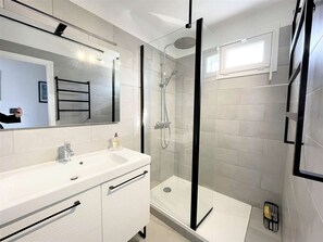 Hair dryer, towels