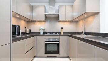 Premium Apartment | Private kitchen | Fridge, microwave, oven, stovetop