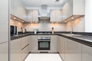 Premium Apartment | Private kitchen | Fridge, microwave, oven, stovetop - SuperHost - Spacious Apartment With Balcony In Sobha Hartland (Dubai)