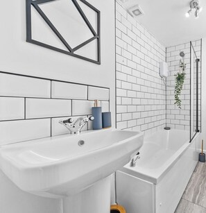 Deep-soaking bathtub, towels, soap, toilet paper - One Bedroom Apartment by Klass Living Serviced Accommodation Coatbridge - Garturk Apartment With Wifi  and Parking (Coatbridge)