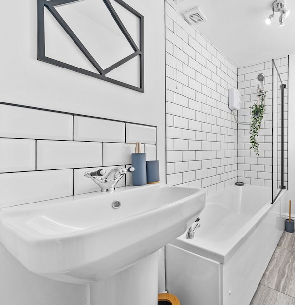 Komfortbadewanne, Handtücher, Seife, Toilettenpapier