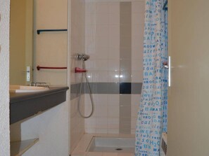 Bathroom - Seaside Apartment with Pool, Parking, and Pets Allowed (Saint-Cyprien)