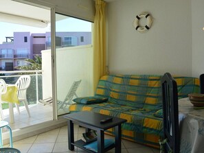 TV - Modern apartment for 6 with terrace, parking and pool in Saint-Cyprien (Saint-Cyprien)