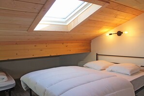 4 bedrooms, iron/ironing board, WiFi