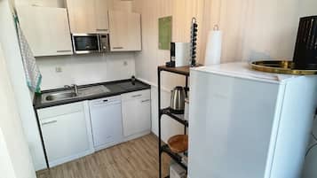Kühlschrank, Mikrowelle, Herdplatte, Geschirrspüler