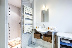 Badewanne, Haartrockner, Handtücher
