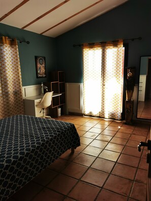 3 habitaciones, tabla de planchar con plancha y cuna de viaje 