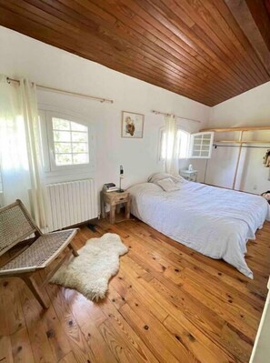 4 bedrooms, iron/ironing board, travel cot, free WiFi