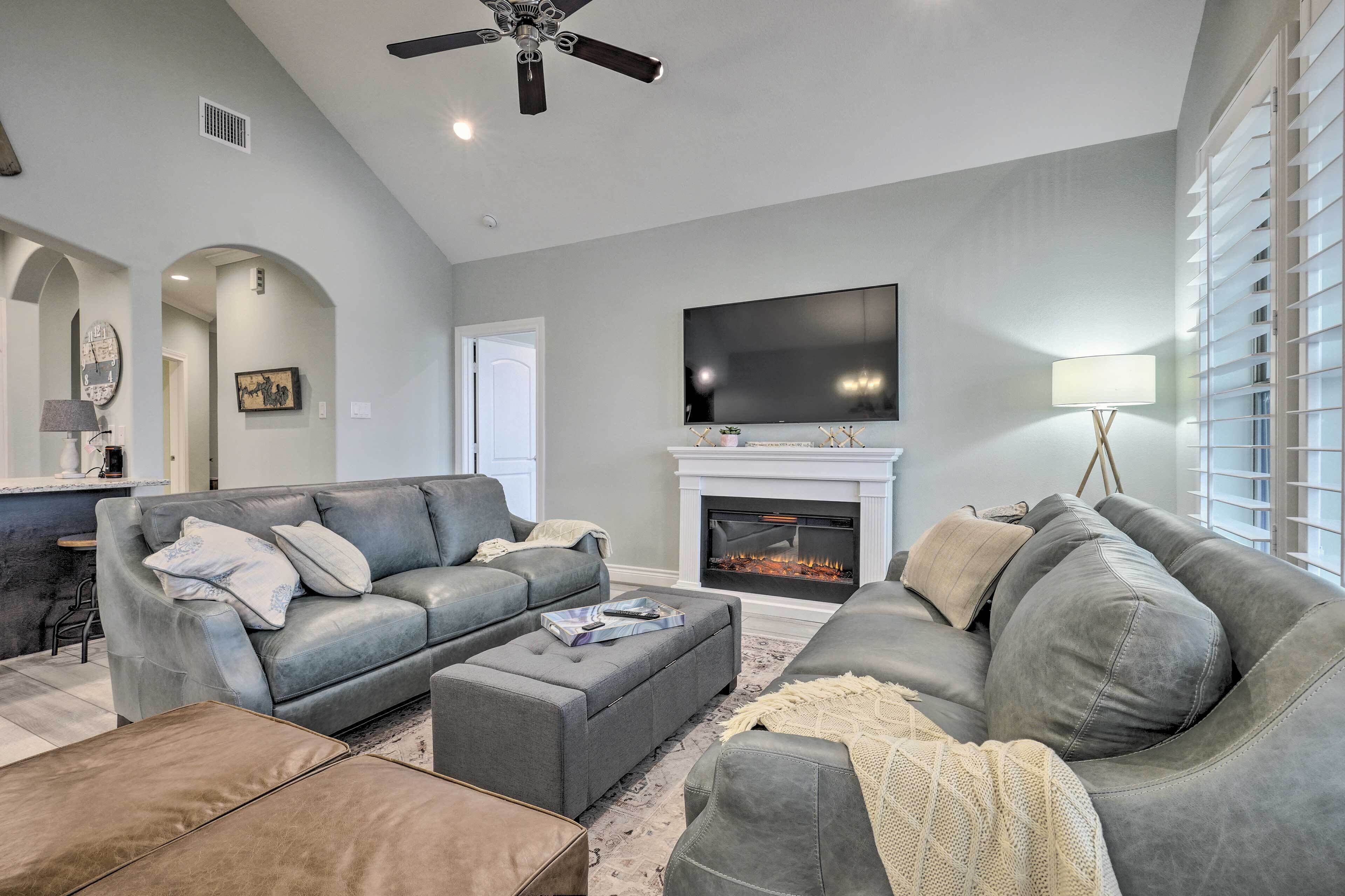 'Pelican Cove' Condo + Boat Slip & Balcony!