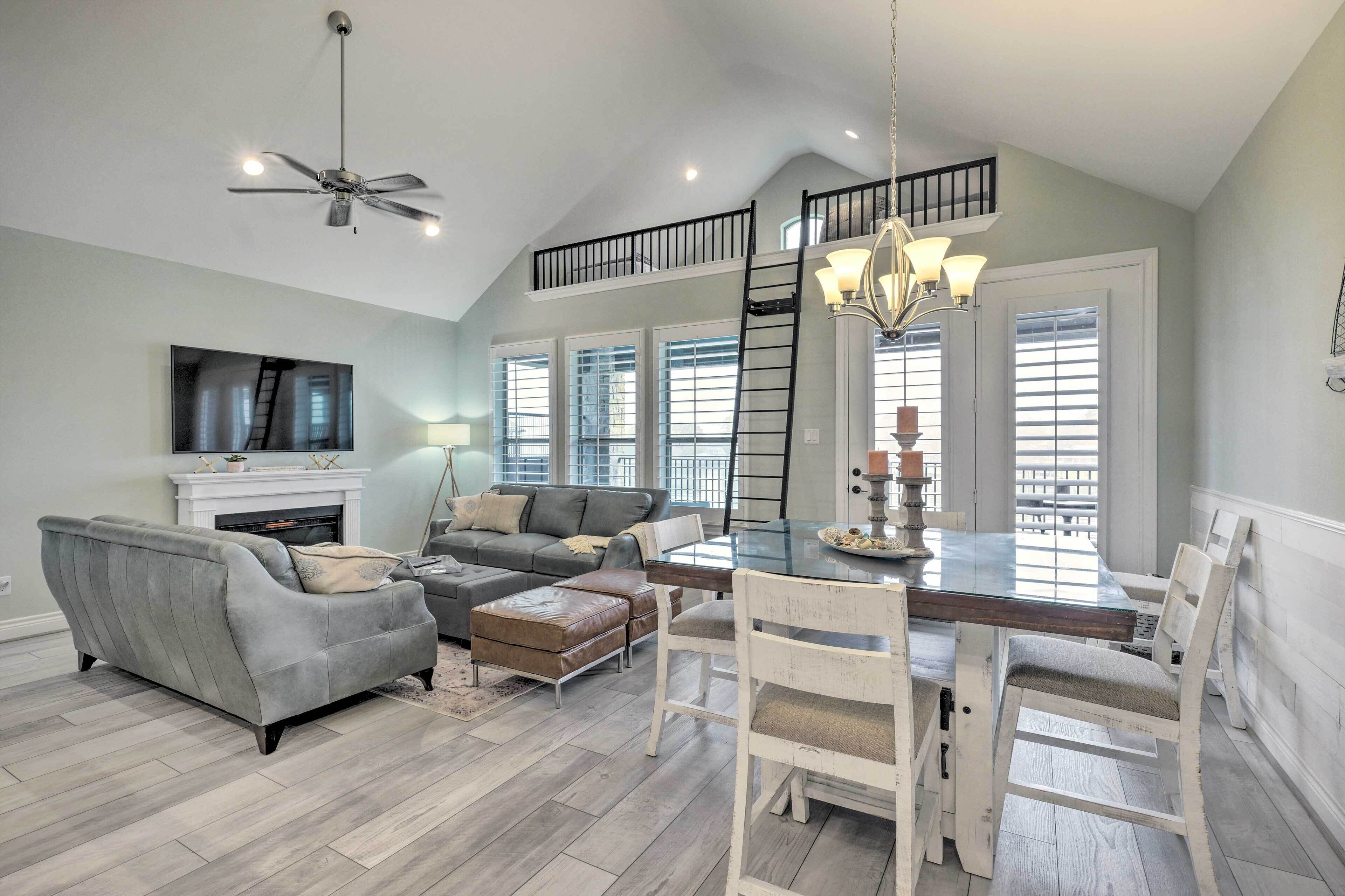 'Pelican Cove' Condo + Boat Slip & Balcony!