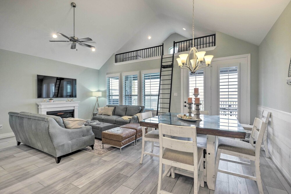 'Pelican Cove' Condo + Boat Slip & Balcony!
