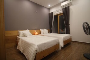 Chambre Double Deluxe, accessible aux personnes à mobilité réduite | Rideaux occultants, chambres insonorisées, fer et planche à repasser