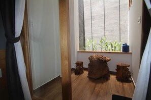 Rideaux occultants, chambres insonorisées, fer et planche à repasser