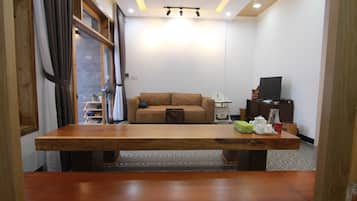 Habitación doble Deluxe, con acceso para personas discapacitadas | Área de sala de estar | Televisión