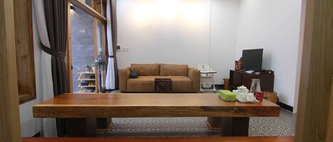 Kamar Double Deluks, akses difabel | Area keluarga | TV