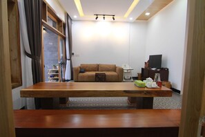 Chambre Double Deluxe, accessible aux personnes à mobilité réduite | Coin séjour | Télévision