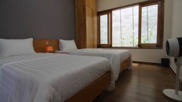 Deluxe Double Room, Accessible | Blackout drapes, soundproofing, iron/ironing board, free WiFi