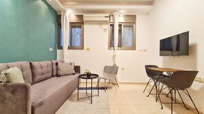Two connected Studios with Kitchens and Galleries | Khu phòng khách | TV màn hình phẳng 32-inch có truyền hình kỹ thuật số, TV, Netflix 