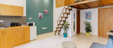 Studio with Kitchen and Gallery
