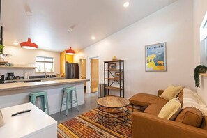 Smart TV, offices - Modern, Eco-Friendly Home - Walking distance to Downtown Missoula & St. Pats Hospital (Missoula)