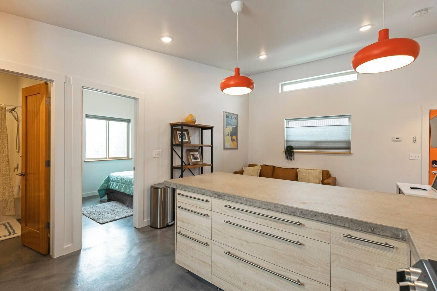 2 sovrum, skrivbord, strykjärn/strykbräda och resesäng