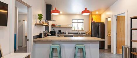 Een koelkast, een microgolfoven, een oven, een kookplaat