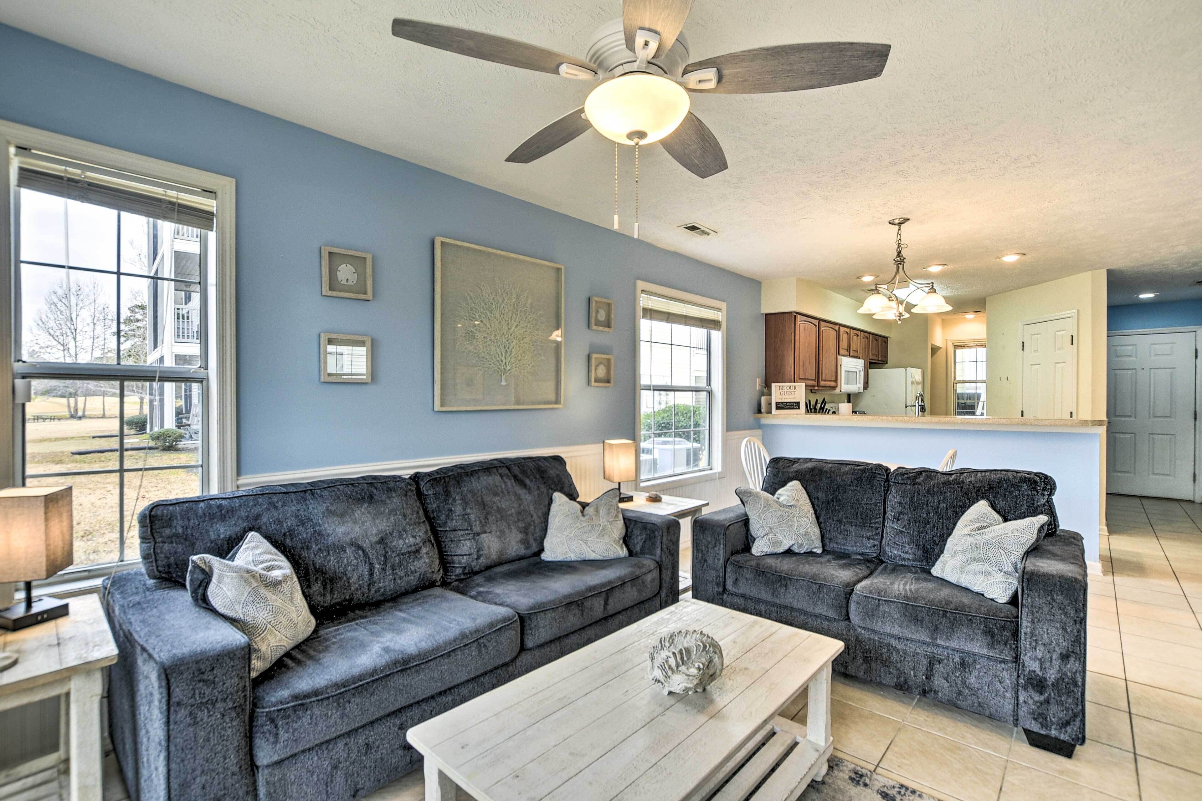 River Oaks Golf Course Condo ~ 4 Mi to Beach!