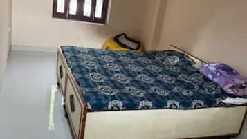 2 bedrooms, desk, bed sheets, wheelchair access