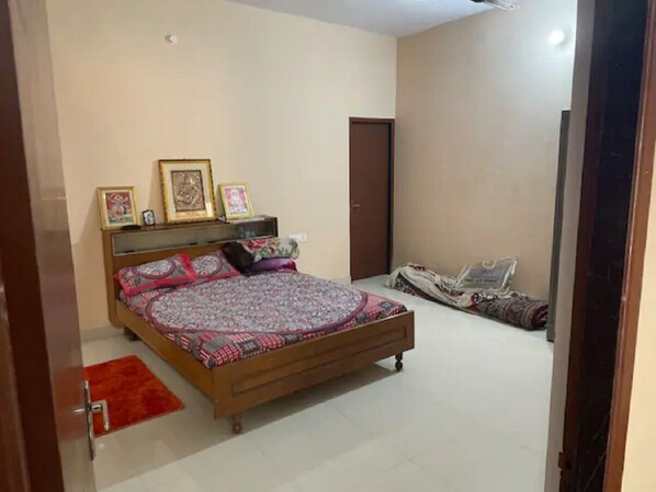2 bedrooms, desk, bed sheets, wheelchair access - Cheerful 2 bedroom (Varanasi)