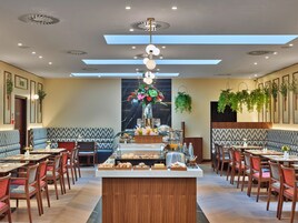 Un comedor moderno con una isla central, arreglos de asientos y detalles decorativos.