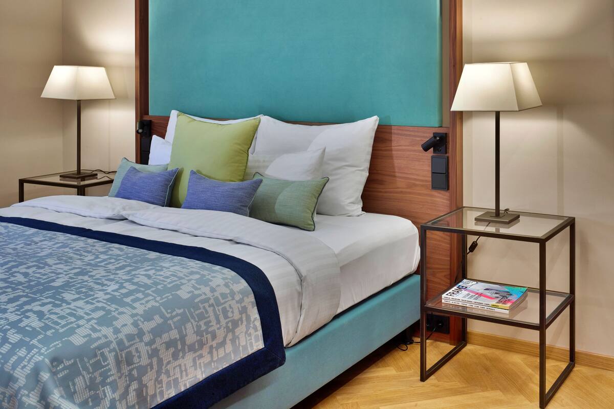 Chăn bông, minibar, két bảo mật tại phòng, bàn 