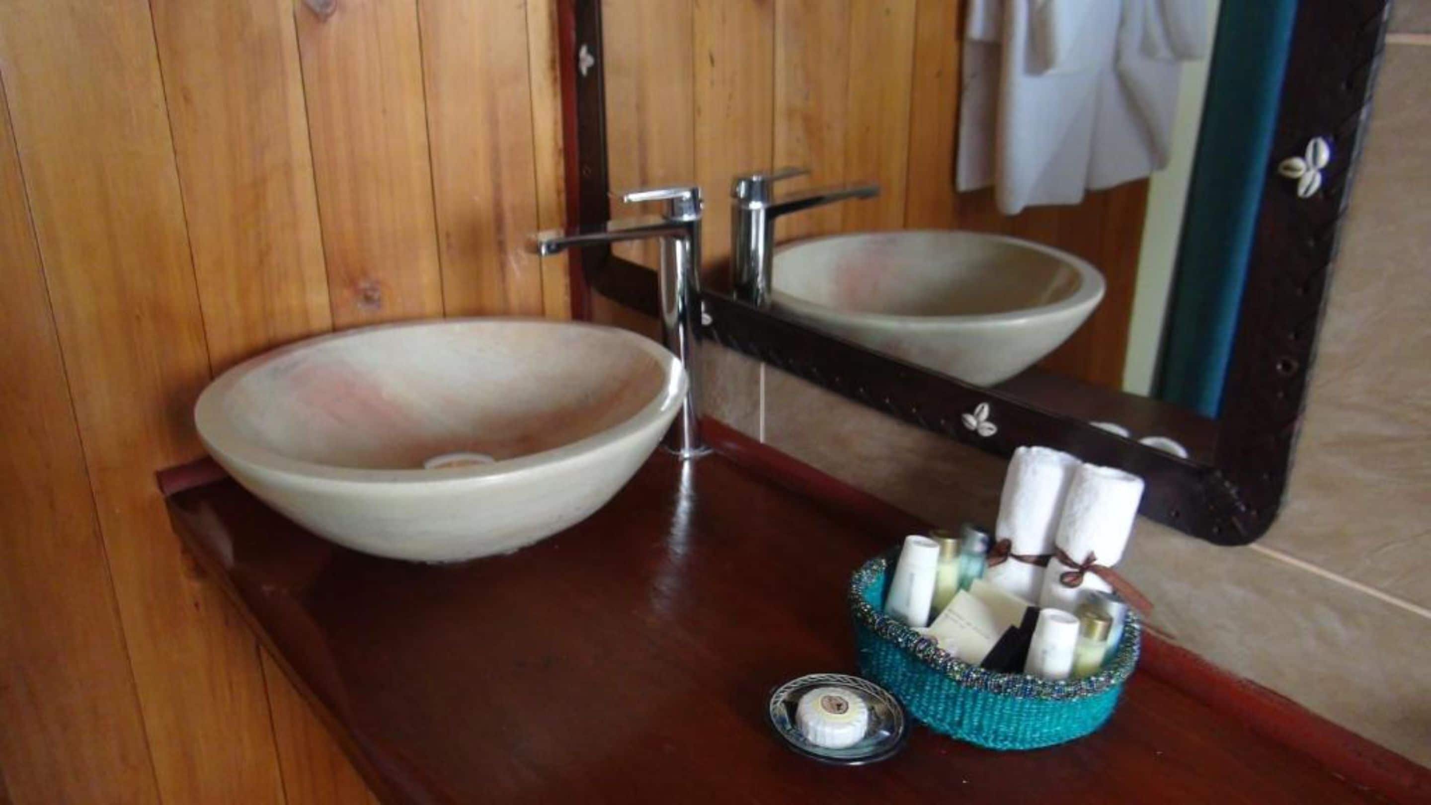 combined shower/bathtub, towels