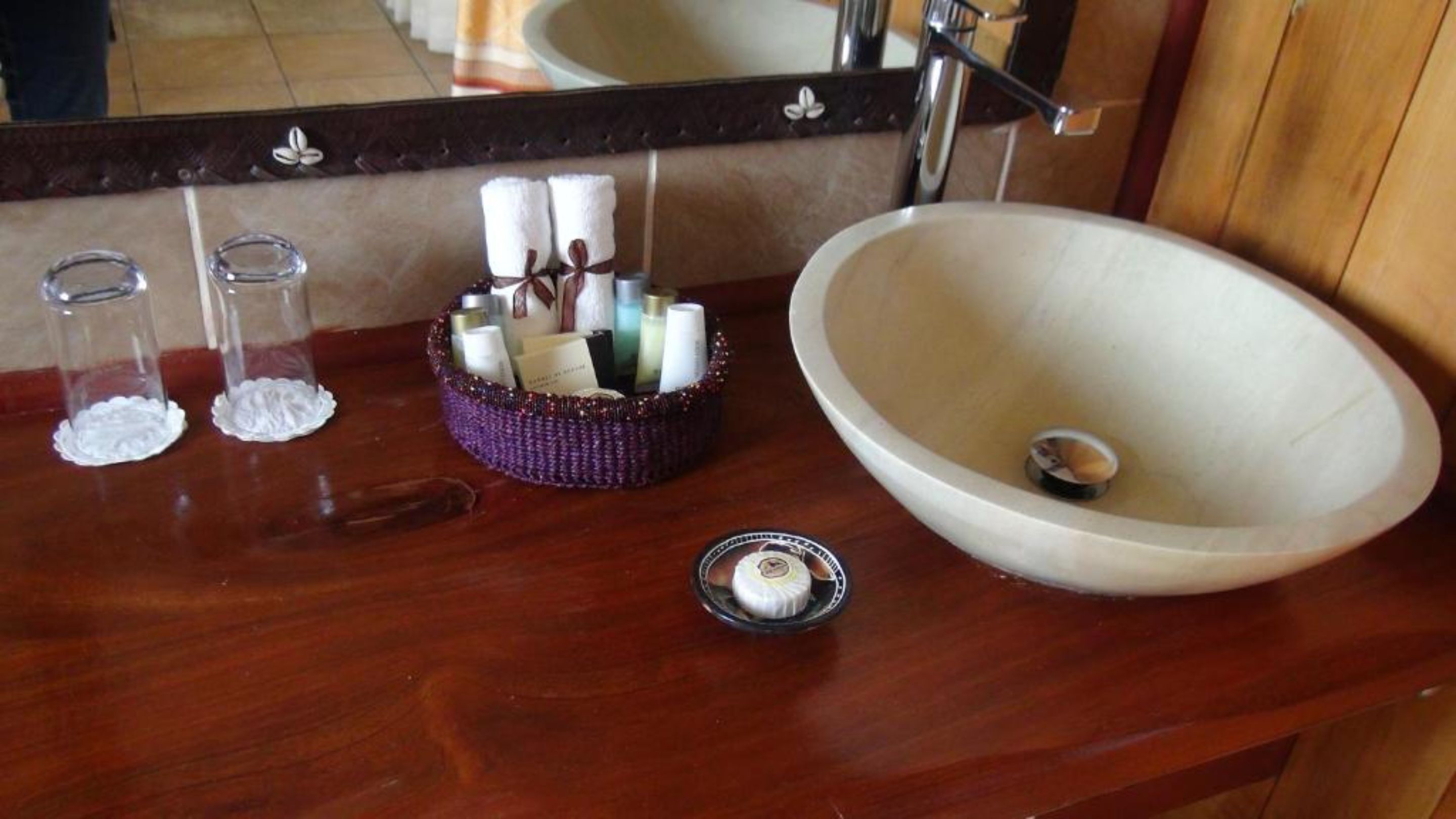 combined shower/bathtub, towels