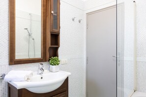Duschwanne, Haartrockner, Bidet, Seife