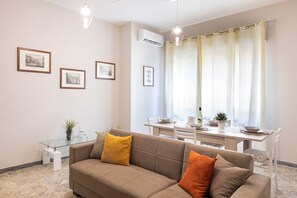 TV connectée, livres, chaîne hi-fi