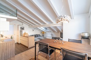 Leilighet – comfort | Oppholdsområde | En 108-tommers smart-TV med kabel-kanaler samt TV