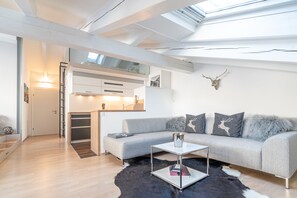 Comfort-lejlighed | Opholdsområde | 108-tommers smart-tv med kabelkanaler, tv