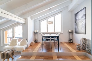 One-Bedroom Apartment with gallery (top floor) | In-room dining