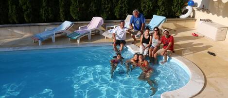 Una piscina al aire libre, una piscina climatizada