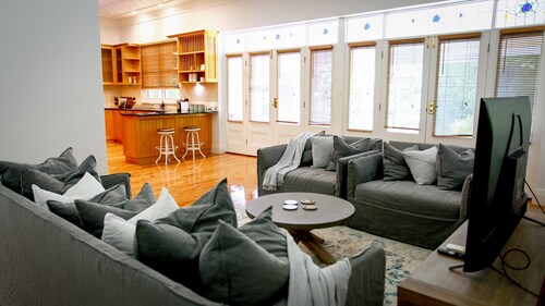 Luxuriously appointed, recently renovated 4 bed, 3 bath home in CBD