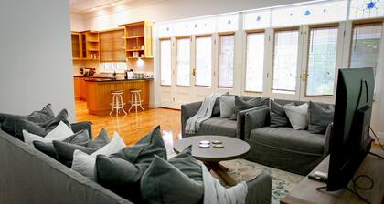 Luxuriously appointed, recently renovated 4 bed, 3 bath home in CBD