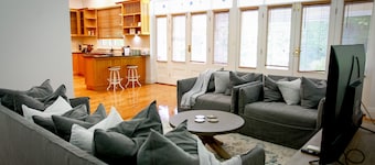 Luxuriously appointed, recently renovated 4 bed, 3 bath home in CBD