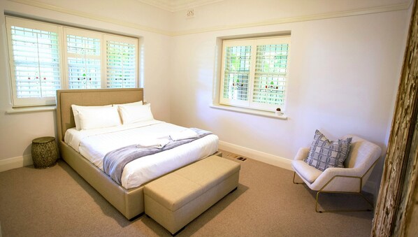 4 bedrooms, iron/ironing board, free WiFi, bed sheets